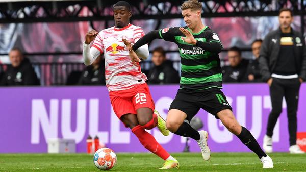 Gab im 4-2-3-1 die einzige Spitze. Spielte im entscheidenden Moment zu unpräzise auf Hrgota, der einschussbereit vor dem leeren Tor stand. Dennoch mit einer akzeptablen Leistung.