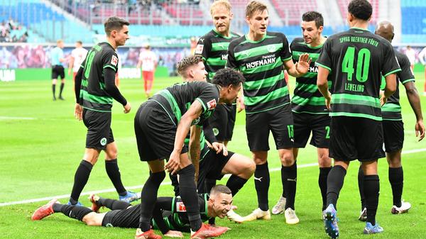 Das Kleeblatt tritt mit viel Leidenschaft und Kampfgeist auf, erarbeitet sich Chancen und trifft nach einem Foulspiel an Jamie Leweling durch Branimir Hrgota per Strafstoß zum 1:0 (45.). Reicht das, um den Favoriten ins Wanken zu bringen?