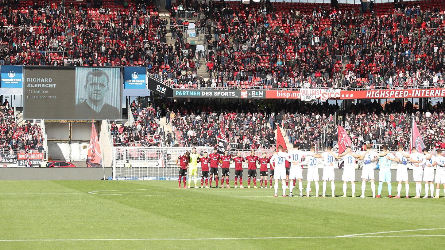 Er ist nicht mehr da! Richard Albrecht wurde am Sonntag von den Fußballfreunden in Nürnberg würdevoll verabschiedet.
Er ist nicht mehr da! Richard Albrecht wurde am Sonntag von den Fußballfreunden in Nürnberg würdevoll verabschiedet.