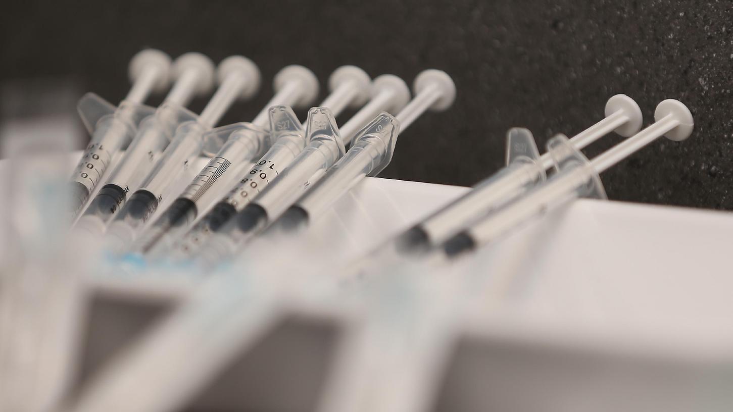 Spritzen mit dem Corona-Impfstoff Comirnaty von Biontech-Pfizer liegen bereit. Im Landkreis Neumarkt meldet das Gesundheitsamt 53 Neuinfektionen.
Spritzen mit dem Corona-Impfstoff Comirnaty von Biontech-Pfizer liegen bereit. Im Landkreis Neumarkt meldet das Gesundheitsamt 53 Neuinfektionen.