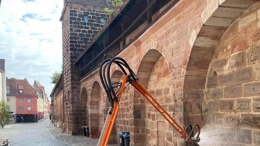 Die Reinigung der Nürnberger Stadtmauer von Urin ist aufwendig. Urinale sollen Abhilfe schaffen und das Wildpinkeln verhindern.
