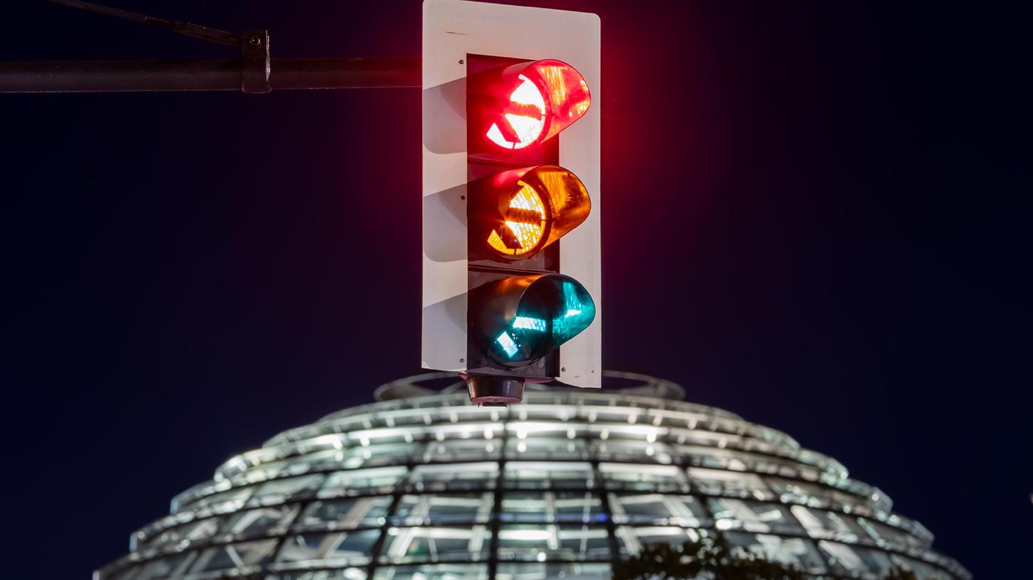 Koalition in Sicht: eine Ampel in der Nähe der Reichstagskuppel