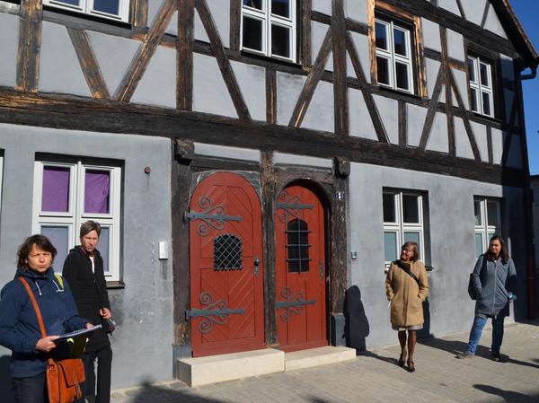 Katrin Thürnagel (links) vom Jüdisches Museum Franken führte durch Schwabachs ehemaliges jüdisches Viertel mit dem Lehrhaus. Solche Führungen sind auch für Schulklassen möglich.  
