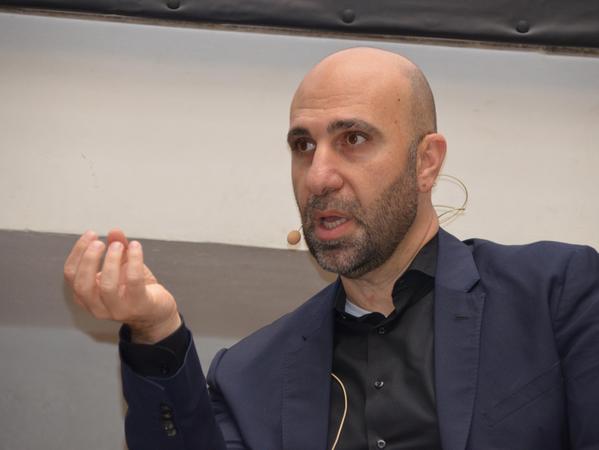 Der bekannte deutsch-israelische Psychologe Ahmad Mansour wird von Extremisten bedroht. Deshalb benötigt er Personenschutz, auch in Schwabach. 