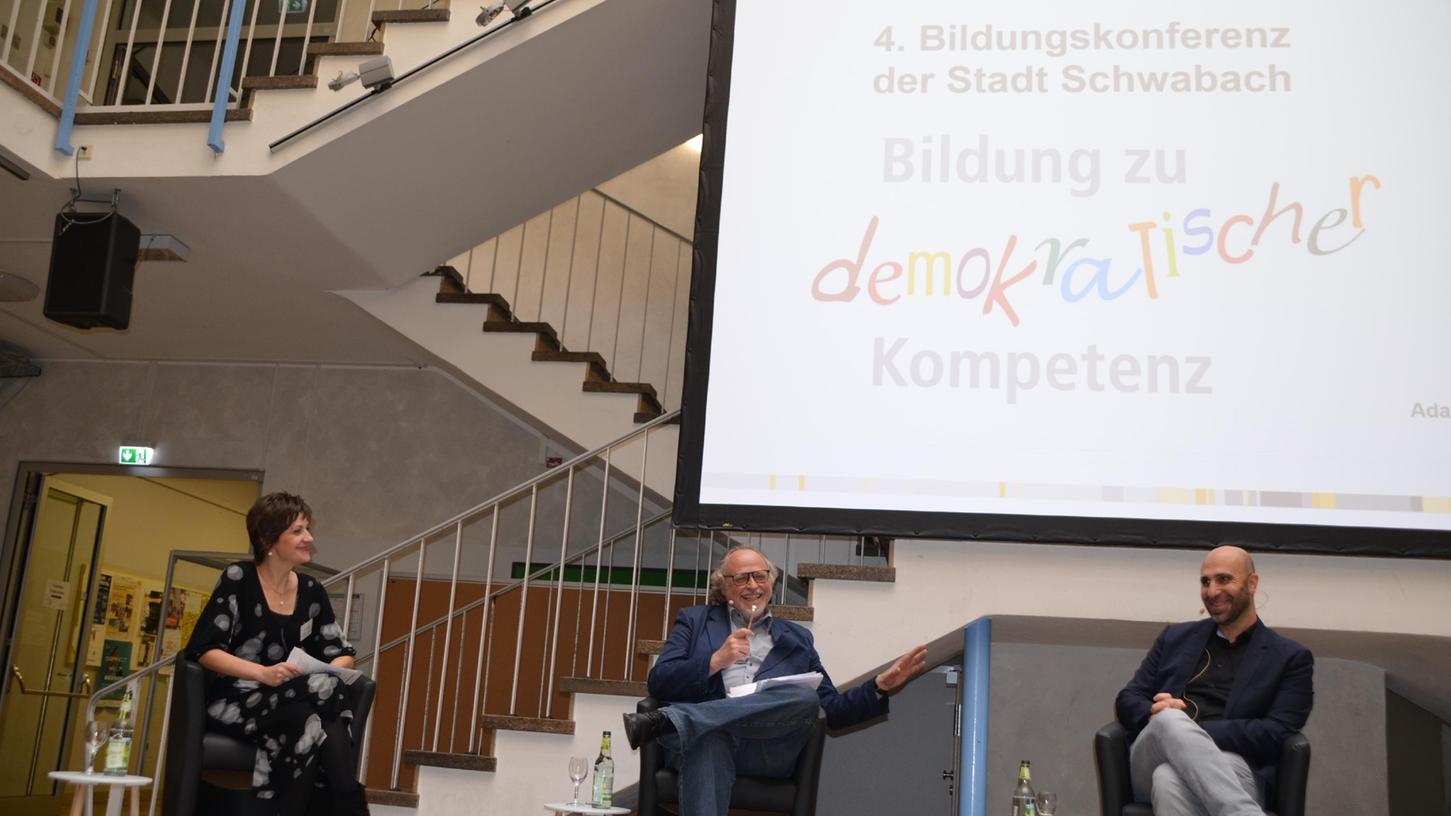 Bildungskonferenz in Schwabach: Moderatorin Ella Schindler (Verlag Nürnberger Presse) mit Professor Heiner Bielefeldt und dem Psychologen Ahmad Mansour.