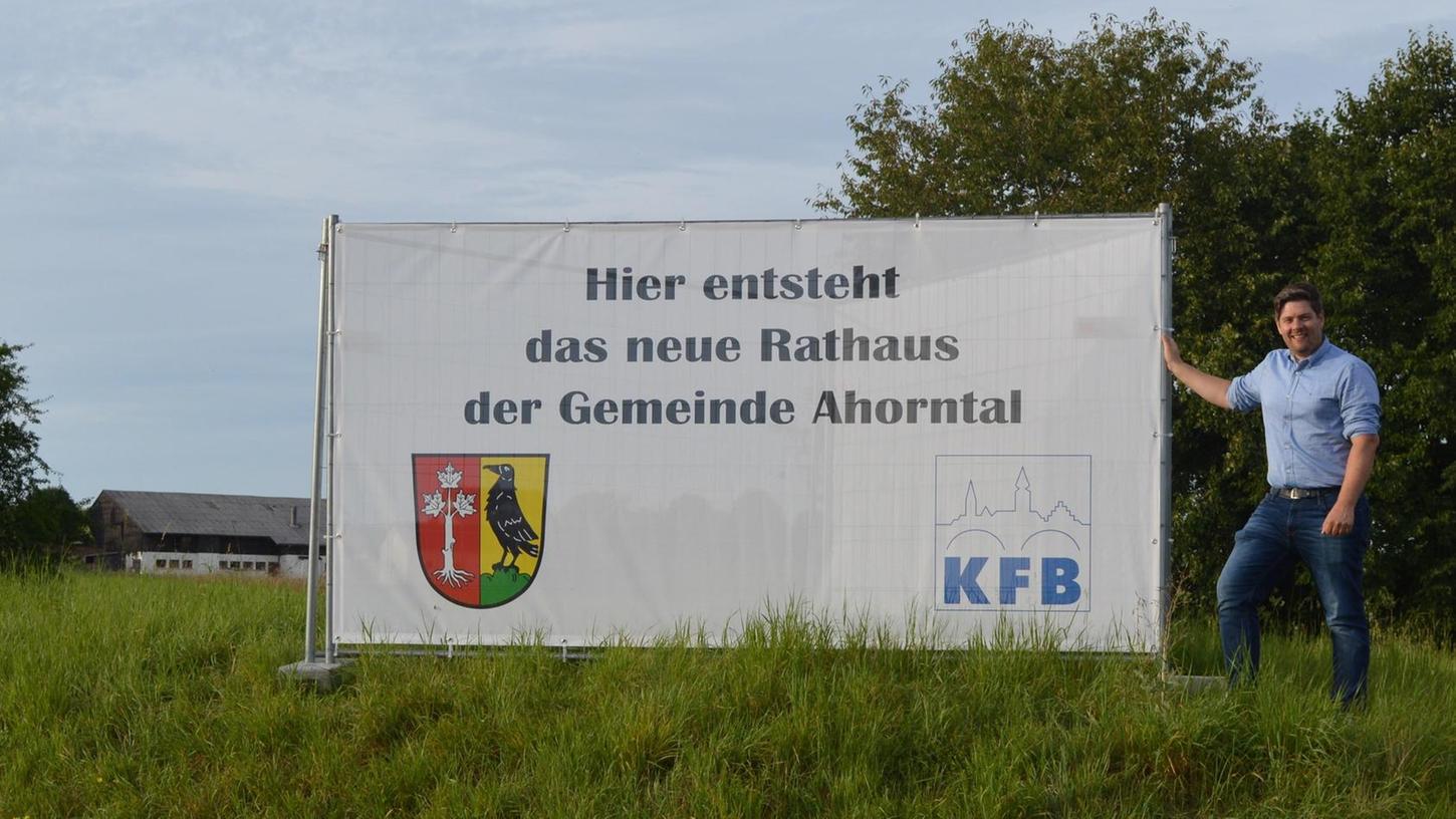 Ein riesiges Banner weist unübersehbar darauf hin: Hier soll das neue Rathaus der Gemeinde Ahorntal entstehen. Die Vorplanungen dafür kommen voran.