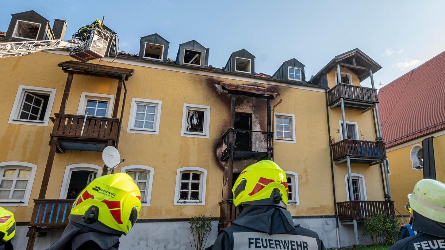 Drei Frauen und ein frühgeborenes Baby sind in diesem Mehrfamilienhaus in Reisbach bei einem Brand ums Leben gekommen. 