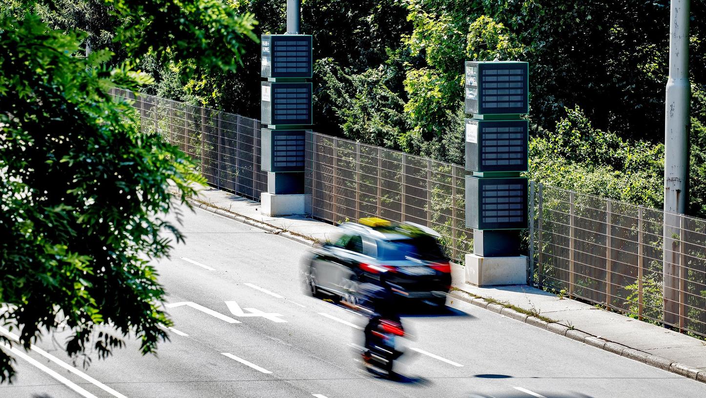 Bis zu drei Filterwürfel können aufeinandergestapelt werden, um an dieser Stelle die Luft von Stickstoffdioxid, Feinstaub und Ozon zu reinigen. Am Stuttgarter Neckartor stehen 23 solcher Filtertürme, nun sollen auch in Bayern die ersten aufgestellt werden.
Bis zu drei Filterwürfel können aufeinandergestapelt werden, um an dieser Stelle die Luft von Stickstoffdioxid, Feinstaub und Ozon zu reinigen. Am Stuttgarter Neckartor stehen 23 solcher Filtertürme, nun sollen auch in Bayern die ersten aufgestellt werden.