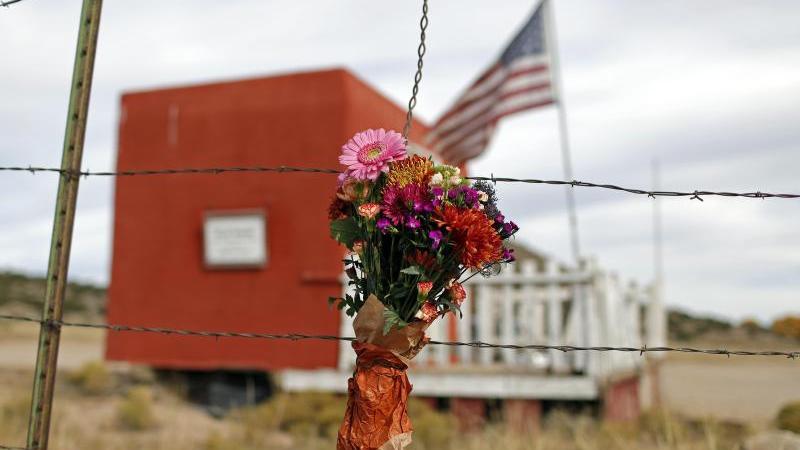 In Gedenken an die verstorbene Kamerafrau: Ein Blumenstrauß hängt vor der Bonanza Creek Film Ranch.