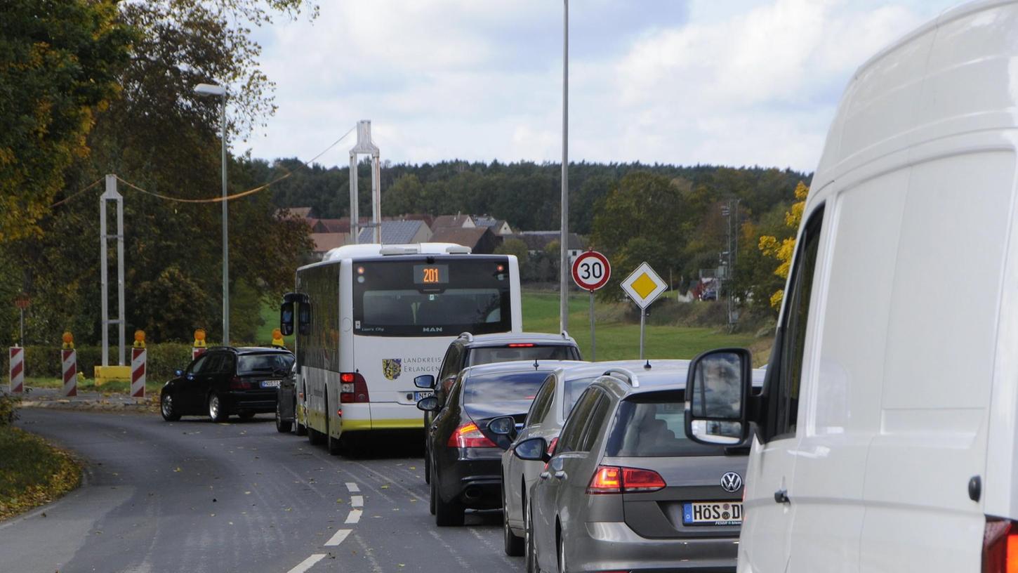 Nicht nur die Autofahrer warten. Auch die Busse müssen Verzögerungen hinnehmen.