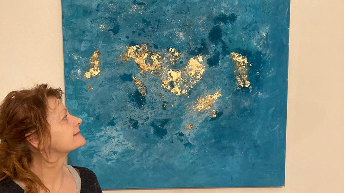 Die Würzburger Künstlerin Claudia Wührl mit einem ihrer Kunstwerke: Die Erlanger Gruppe Maria 2.0 hat eine Ausstellung mit Arbeiten der Künstlerin in Herz Jesu initiiert.
