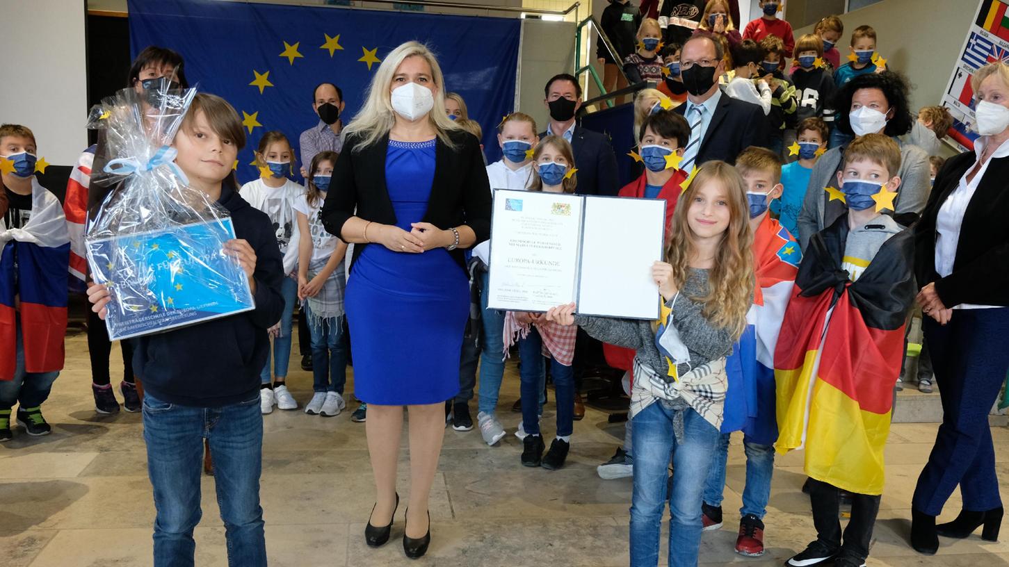 Europaministerin Melanie Huml (Mitte) überreichte der Woffenbacher Grundschule neben der Europa-Urkunde auch das dazugehörige Schild. 