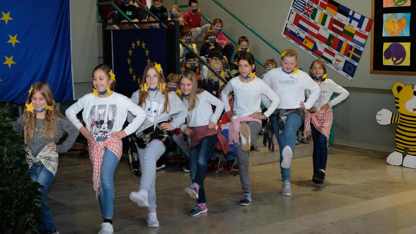 Ein schottischer Tanz war nur einer von mehreren, auch mehrsprachigen Schüler-Einlagen bei der Urkundenverleihung in der Aula.   