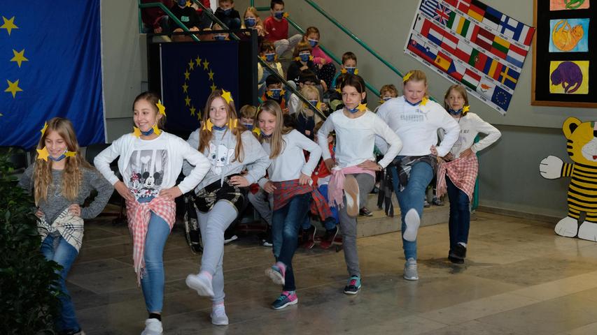 Ein schottischer Tanz war nur einer von mehreren, auch mehrsprachigen Schüler-Einlagen bei der Urkundenverleihung in der Aula.
Ein schottischer Tanz war nur einer von mehreren, auch mehrsprachigen Schüler-Einlagen bei der Urkundenverleihung in der Aula.