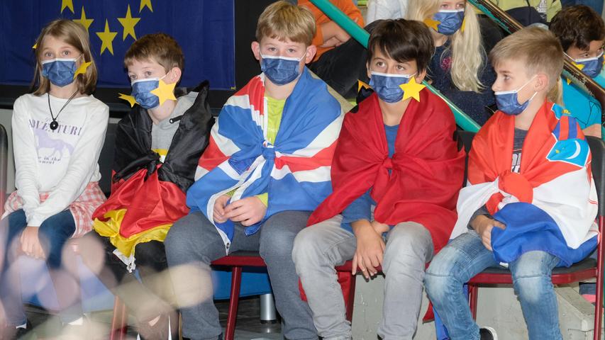 Zu den Flaggen der EU-Staaten gesellten sich unter anderem auch die von Island, Albanien und Großbritannien hinzu.
Zu den Flaggen der EU-Staaten gesellten sich unter anderem auch die von Island, Albanien und Großbritannien hinzu.