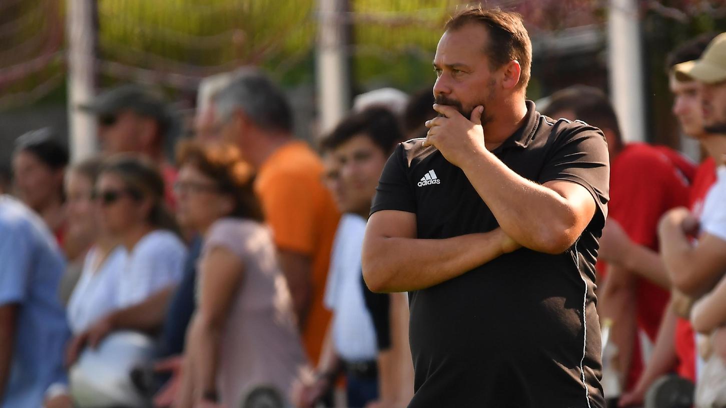 Musste mit seinem Team gegen Niederndorf eine satte 1:4-Niederlage hinnehmen: Heßdorfs Trainer David Saemann
Musste mit seinem Team gegen Niederndorf eine satte 1:4-Niederlage hinnehmen: Heßdorfs Trainer David Saemann