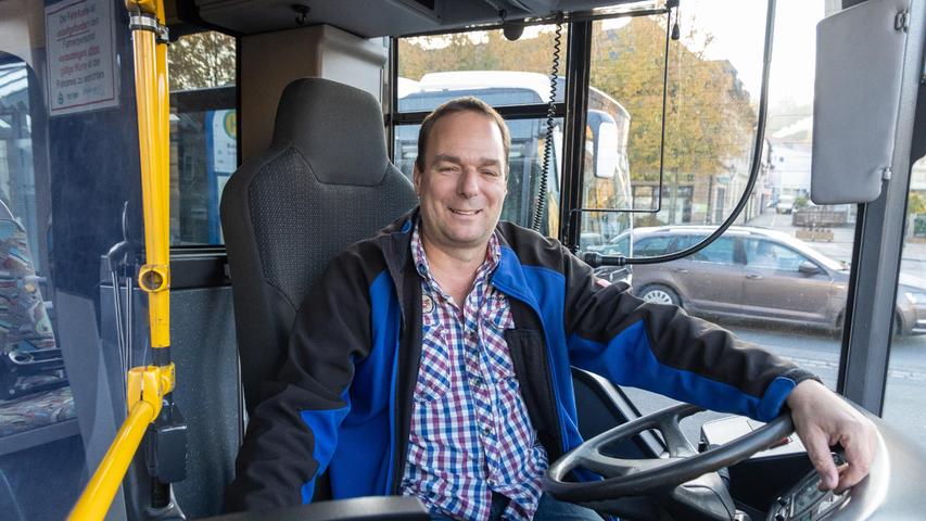 Der Busfahrer Jürgen Scholz ist ein großer Tierliebhaber und schwärmt von dem anmutigen Schwan: "Er war die Zeit über ganz friedlich und ruhig, aber so einen Fahrgast hatten wir noch nie!"
