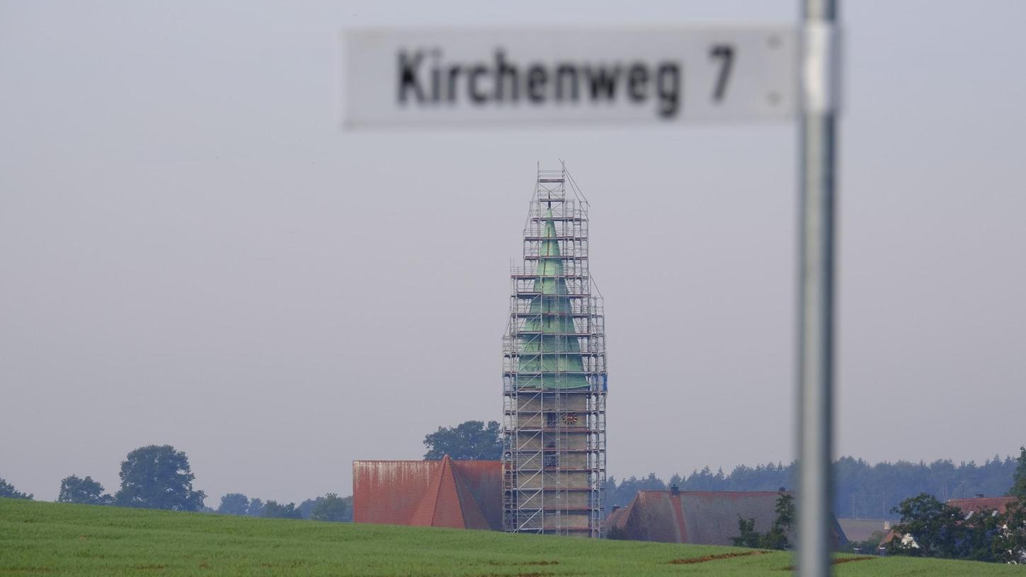 Weithin sichtbar: Der Turm der Klosterkirche ist eingerüstet.
Weithin sichtbar: Der Turm der Klosterkirche ist eingerüstet.
