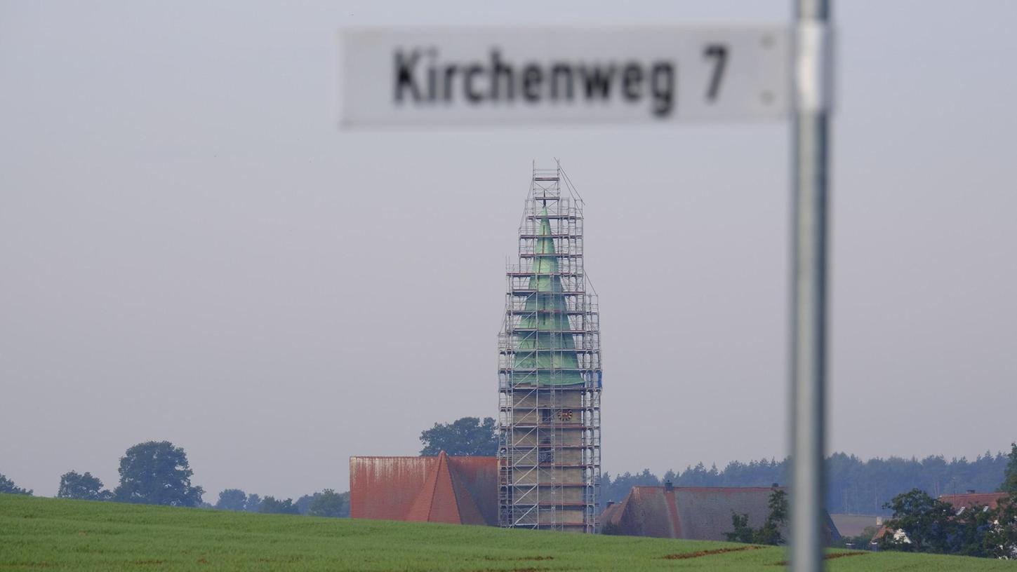 Weithin sichtbar: Der Turm der Klosterkirche ist eingerüstet.