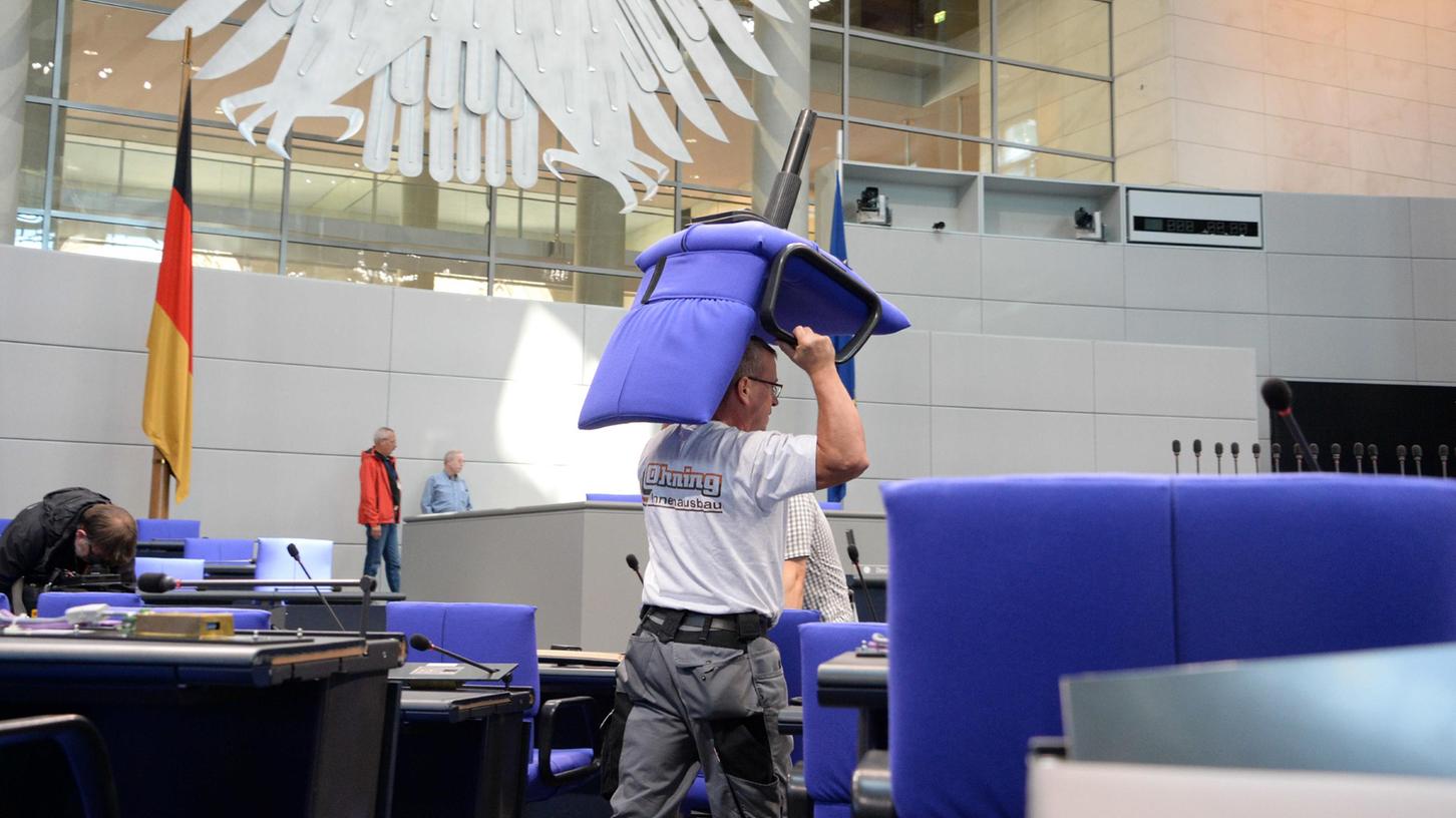 Die Schwabacher Firma Ohning beim Umbau des Plenarsaals für die konstituierende Sitzung des neuen Deutschen Bundestags.