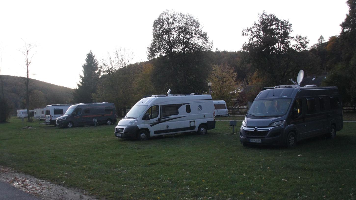 Der Campingplatz in Pappenheim liegt sehr idyllisch in direkter Nähe der Altmühl. Weil der Erbpachtvertrag mit dem Jahr 2024 endet, laufen nun die Überlegungen an, wie der Platz weiterentwickelt werden soll. Der Campingplatz in Pappenheim liegt sehr idyllisch in direkter Nähe der Altmühl. Weil der Erbpachtvertrag mit dem Jahr 2024 endet, laufen nun die Überlegungen an, wie der Platz weiterentwickelt werden soll.
