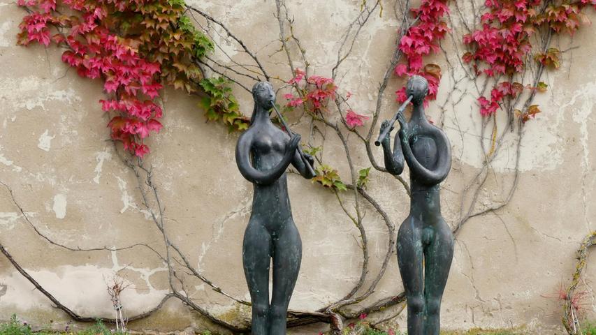 Der diesjährige Herbst ist ein Fest für alle Sinne, mit einer wahren Farborgie gibt die Natur noch einmal alles, bevor sich das graue Winterkleid über die Landschaft legt. Die Skulpturen von Ernst Steinacker auf der Burg Spielberg entfalten vor dem prächtigen roten Laub ihre ganze Schönheit.