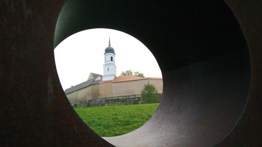 Die Kirche auf der Burg Spielberg - durch ein Kanalrohr gesehen.