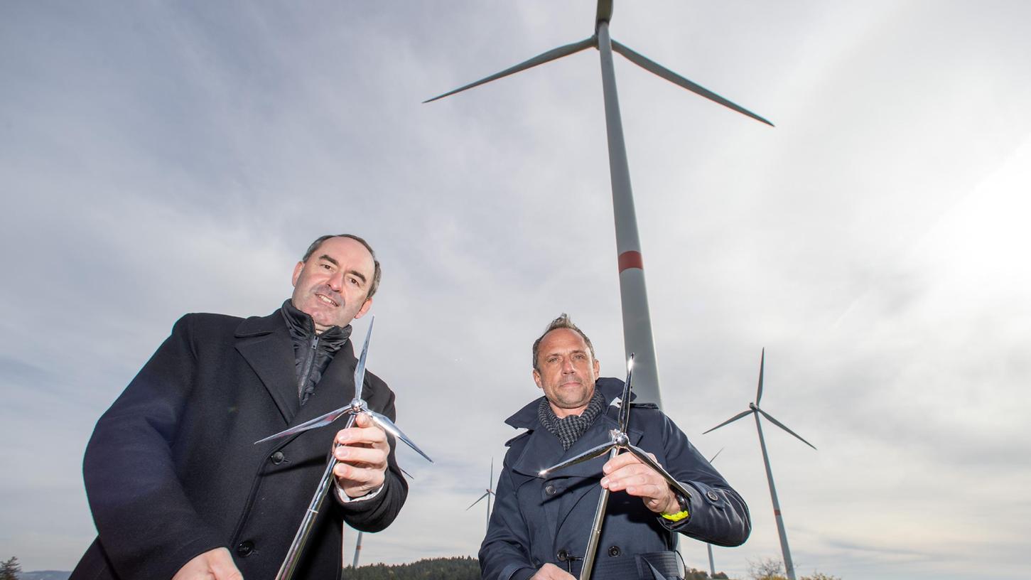Bayerns Wirtschaftsminister Hubert Aiwanger (l) und Umweltminister Thorsten Glauber (beide Freie Wähler) vor Windrädern in Creußen (Oberfranken).