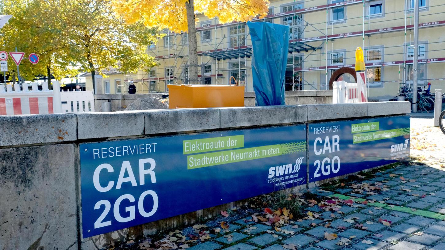 Die Parkplätze sind schon grün abmarkiert, noch fehlt die Ladesäule am Bahnhofsplatz. In wenigen Wochen soll es losgehen mit dem „E-Car-Sharing“ der Stadtwerke Neumarkt.
Die Parkplätze sind schon grün abmarkiert, noch fehlt die Ladesäule am Bahnhofsplatz. In wenigen Wochen soll es losgehen mit dem „E-Car-Sharing“ der Stadtwerke Neumarkt.