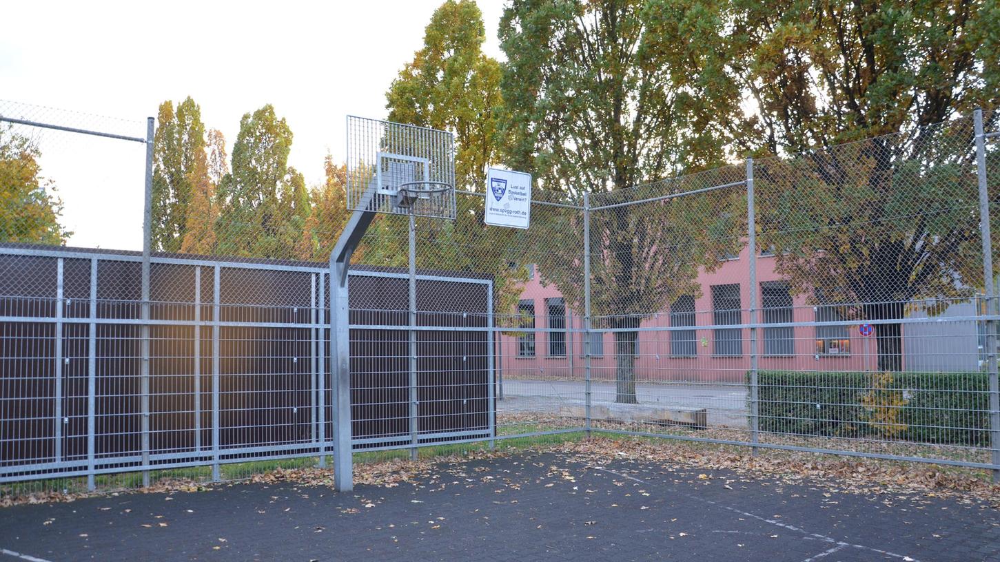 Angrenzend an den Baketballkäfig sowie das städtische Jugendhaus wird als Bereicherung für das Jugendangebot mitten in der Stadt eine Streetball-Fußballfläche mit Gittern und Überdachung sowie festem Boden angeregt. Angrenzend an den Baketballkäfig sowie das städtische Jugendhaus wird als Bereicherung für das Jugendangebot mitten in der Stadt eine Streetball-Fußballfläche mit Gittern und Überdachung sowie festem Boden angeregt.