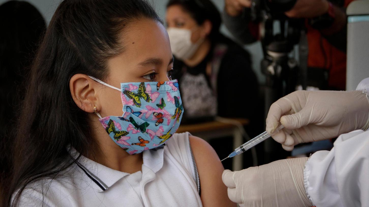 In Ecuador hat die Impfung der 6-11-Jährigen bereits begonnen.
In Ecuador hat die Impfung der 6-11-Jährigen bereits begonnen.
