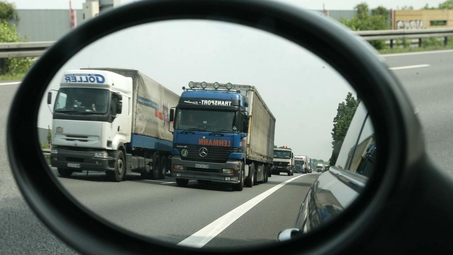Sogenannte Elefantenrennen sind nicht nur gefährlich, sondern können auch zu Bußgeldern führen. Sogenannte Elefantenrennen sind nicht nur gefährlich, sondern können auch zu Bußgeldern führen.