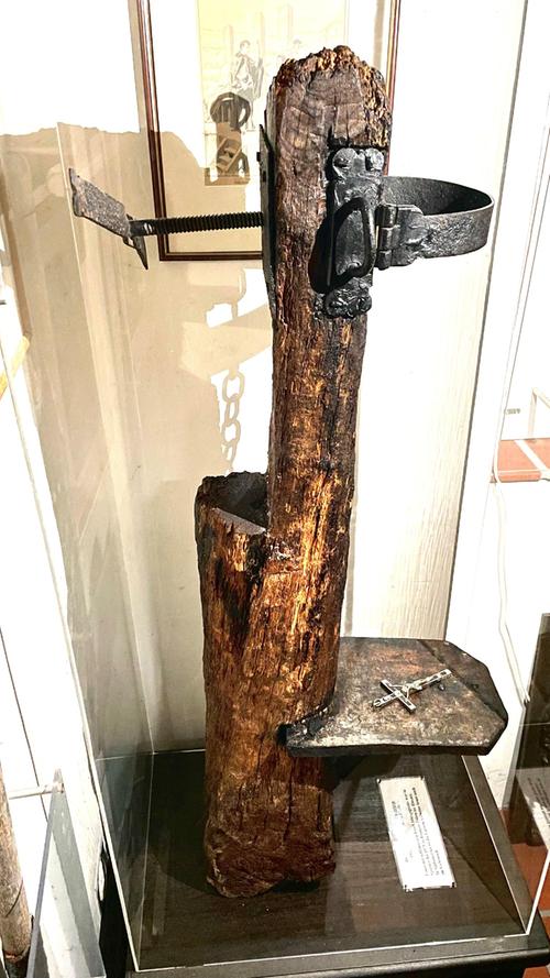 Im Henkersmuseum in Sissach in der Schweiz ist diese Garotte zu sehen. Das ist ein Hinrichtungsinstrument, ein Würgeeisen, das um den Hals des Delinquenten gelegt wird. Mit einer Art Schraube wird das Eisen enger gezogen, der Mensch wird dadurch erwürgt.
