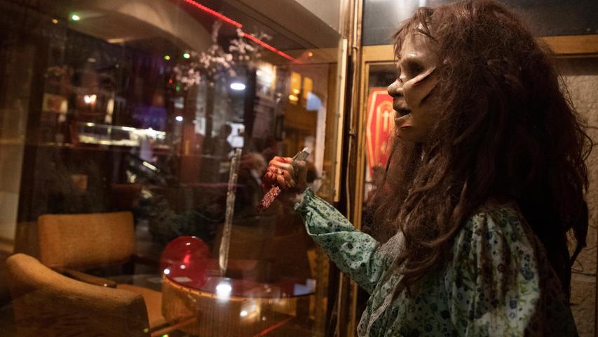 Bei dieser jungen Dame ist nicht nur die Frisur aufgewühlt. Im "Transilvania Museo-Cafeteria"  in Palma de Mallorca werden Horrorfilm-Szenarien nachgestellt.