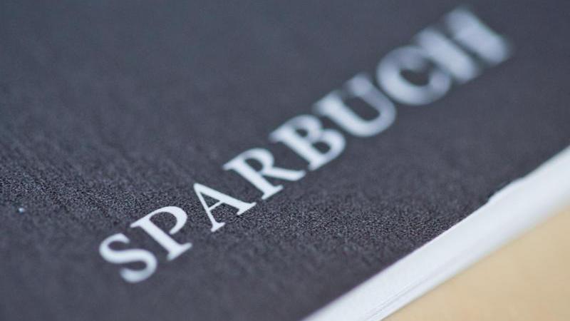 Fast jeder zweite Sparer in Deutschland nutzt ein klassisches Sparbuch.
Fast jeder zweite Sparer in Deutschland nutzt ein klassisches Sparbuch.
