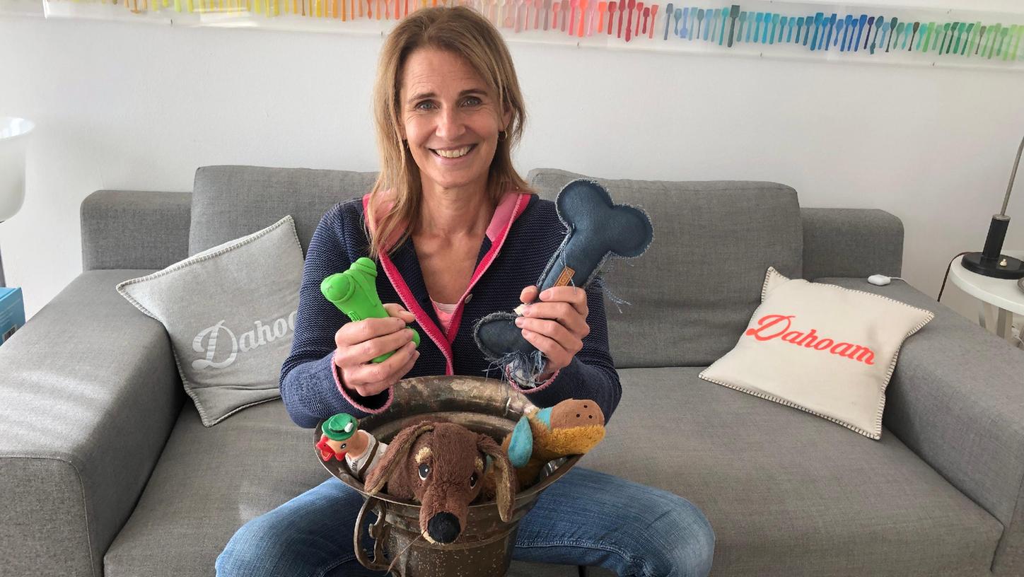 Spielzeug für Hündin Lotte: Mit ihr geht Sportmoderatorin Katrin Müller-Hohenstein gerne Joggen. Die 56-Jährige lebt in München, kommt aber regelmäßig in ihre Heimat Franken.  