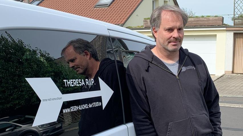 Mit der Aufkleber-Aktion „Gegen Alkohol am Steuer“ warnt Ronald Stahl. Unter diesem Titel betreibt der Vater der getöteten Theresa Stahl auch eine Internetseite. Mit der Aufkleber-Aktion „Gegen Alkohol am Steuer“ warnt Ronald Stahl. Unter diesem Titel betreibt der Vater der getöteten Theresa Stahl auch eine Internetseite.