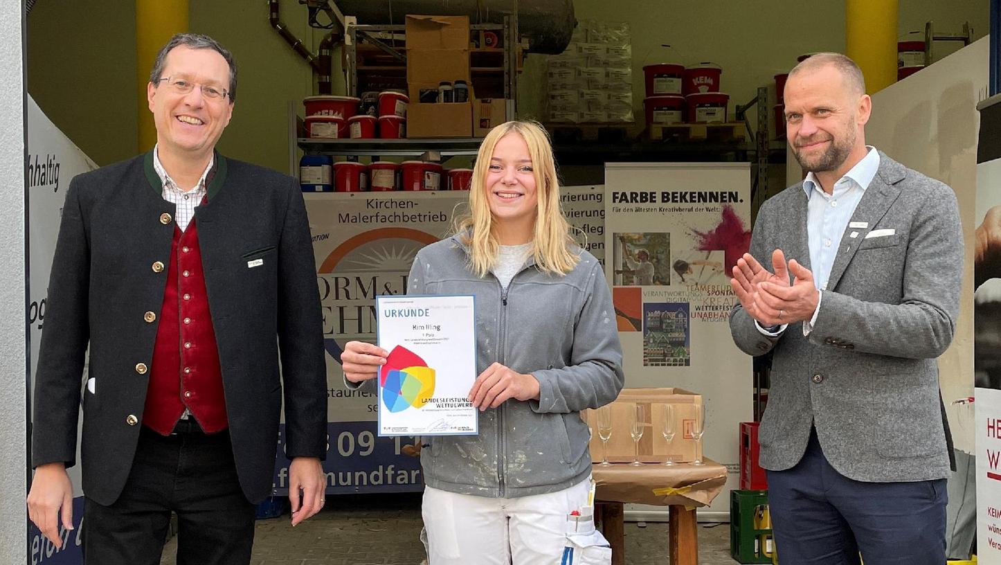 Kim Illing, Siegerin des Landeswettbewerbs der Maler, erhielt den Preis vom Geschäftsführer des Landesinnungsverbands des Bayerischen Maler- und Lackiererhandwerks, Claudius Wolfrum (links), sowie dem stellvertretenden Landesinnungsmeister Christopher Appis.
Kim Illing, Siegerin des Landeswettbewerbs der Maler, erhielt den Preis vom Geschäftsführer des Landesinnungsverbands des Bayerischen Maler- und Lackiererhandwerks, Claudius Wolfrum (links), sowie dem stellvertretenden Landesinnungsmeister Christopher Appis.