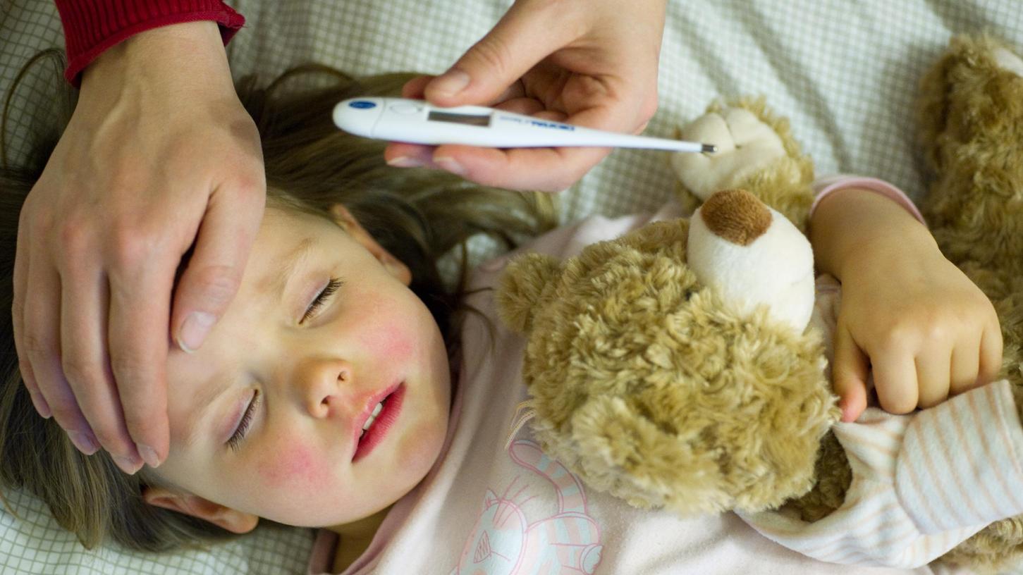 Vor allem für kleine Kinder können Infektionen mit dem RS-Virus gefährlich sein. Fieber kann ein Symptom sein, muss aber nicht auftreten.   