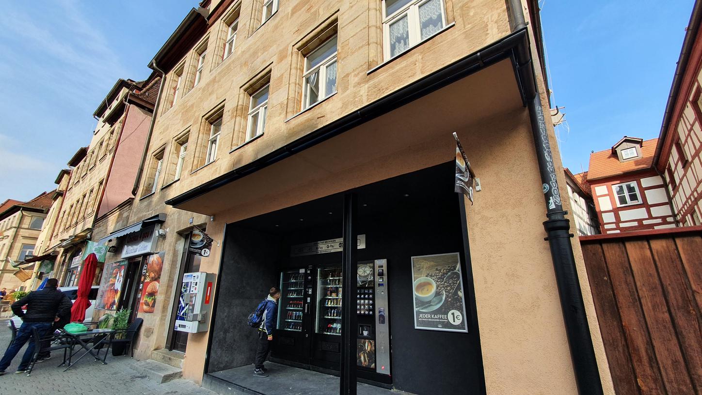 "Das Ding ist potthässlich": Der offene Selbstbedinungsautomat an prominenter Stelle der Fürther Altstadt sorgt für Entsetzen. "Das Ding ist potthässlich": Der offene Selbstbedinungsautomat an prominenter Stelle der Fürther Altstadt sorgt für Entsetzen.