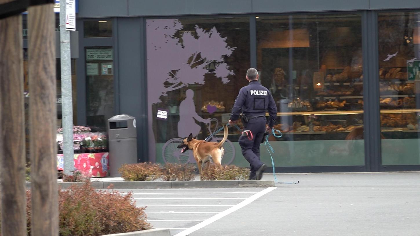 Am Dienstagvormittag kam es zu einem Großeinsatz der Polizei in Hof. Anlass war ein anonymer Anrufer, der gegen 10:30 Uhr eine Bombendrohung gegen einen Einkaufsmarkt ankündigte.
Am Dienstagvormittag kam es zu einem Großeinsatz der Polizei in Hof. Anlass war ein anonymer Anrufer, der gegen 10:30 Uhr eine Bombendrohung gegen einen Einkaufsmarkt ankündigte.