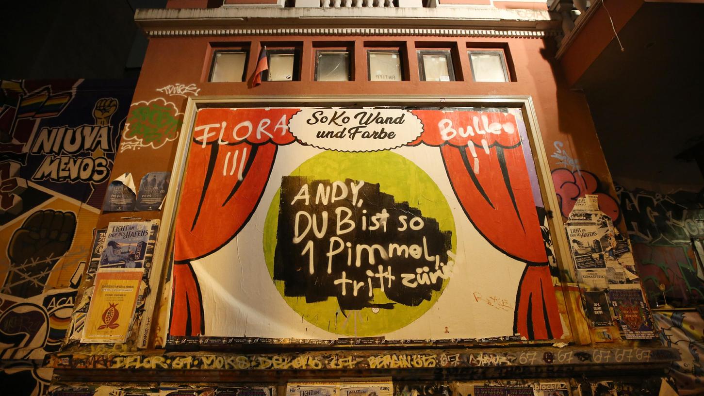 Auf einem Plakat an der Roten Flora im Schanzenviertel steht «Andy, Du bist so 1 Pimmel, tritt zurück» sowie Auf einem Plakat an der Roten Flora im Schanzenviertel steht «Andy, Du bist so 1 Pimmel, tritt zurück» sowie
