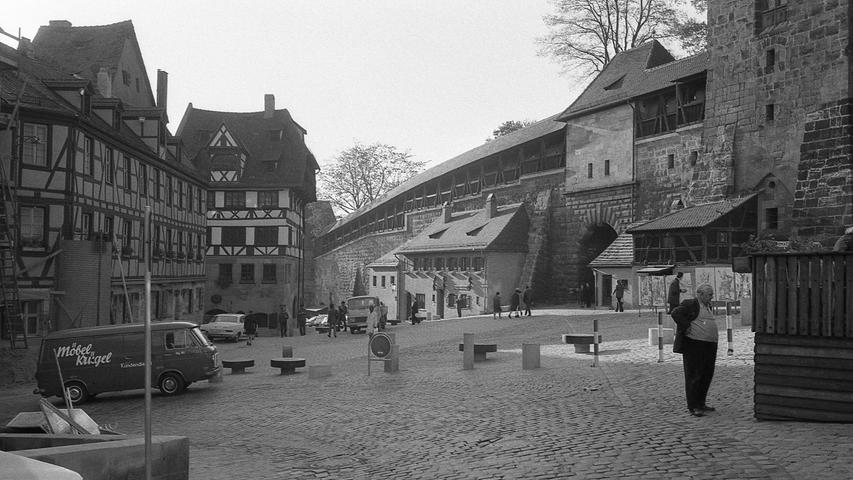 Historisch: der Platz vor dem Tiergärtnertor mit dem Dürer- und Pilatushaus sollte zur reinen Fußgängerzone werden. Hier geht es zum Kalenderblatt vom 28. Oktober 1971: Langweilige Burg und düsterer Mauer-Ring