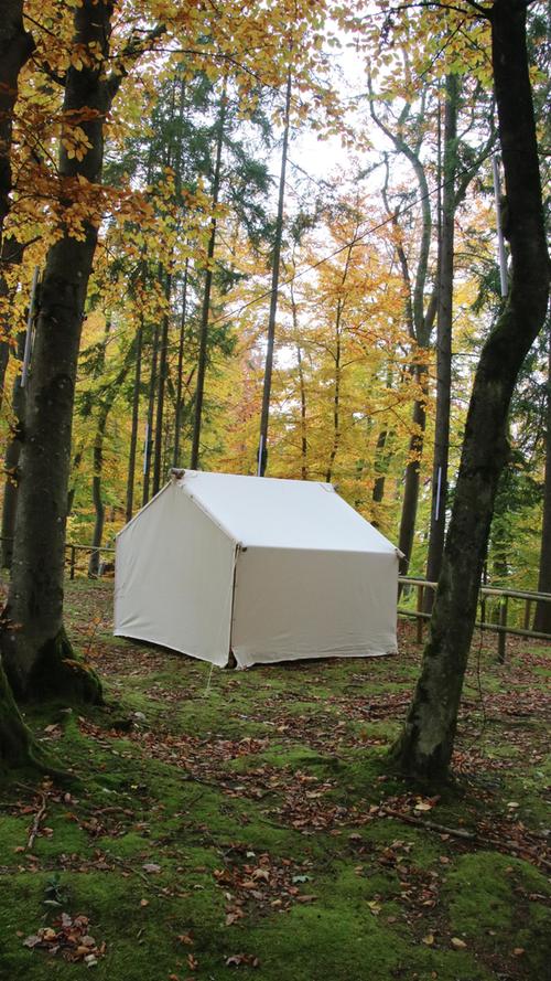Auch dieses Zelt im Wald wird bespielt. Wie genau? Man wird es ab Samstag sehen. 