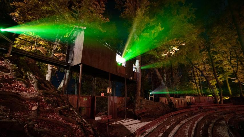 Zu Beginn gibt es eine rund 20-minütige Lichtshow, die mit Lasern in den Wald projiziert wird. 