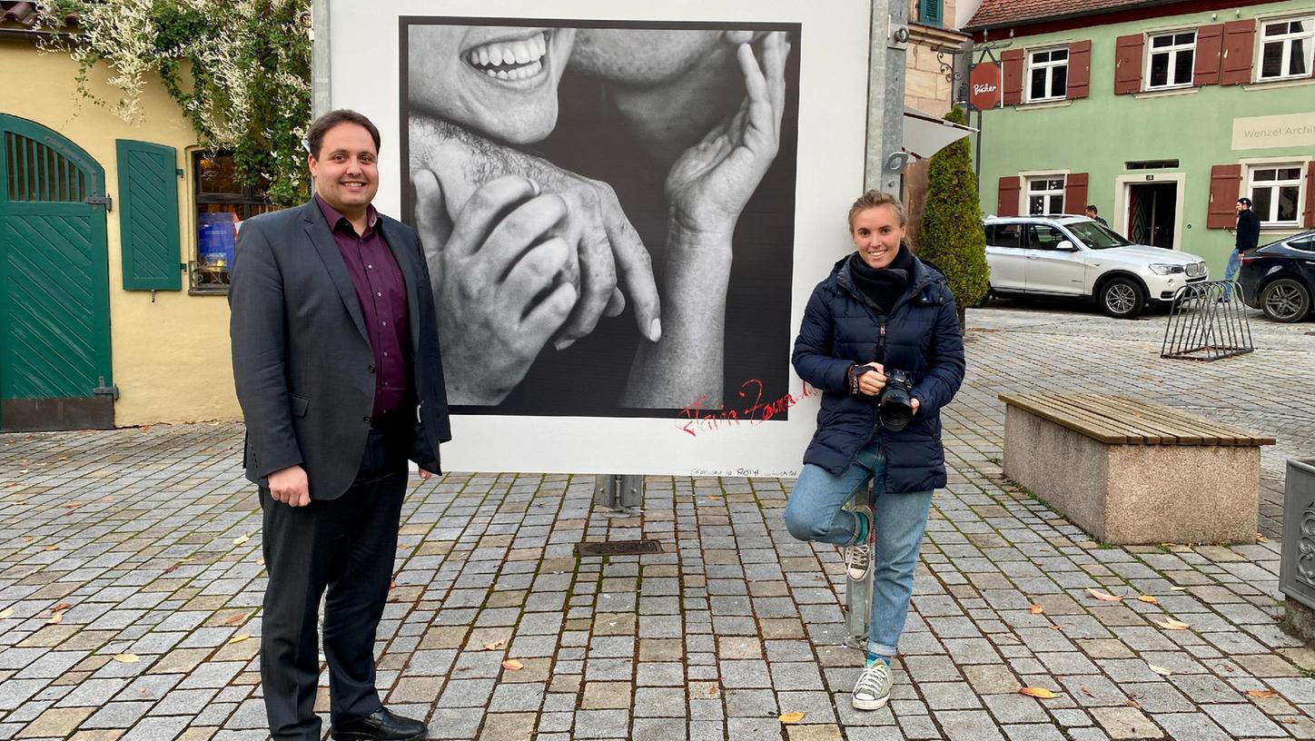 Flavia Zaunseder hat Berührungen fotografiert. Auf großen Plakaten sind ihre Fotos jetzt überall in der Rother Innenstadt zu sehen. Bürgermeister Andreas Buckreus freut sich über die Ausstellung: „Kunst ist gut für unsere Stadt.“  
