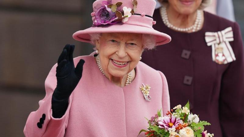 Zum zweiten Mal innerhalb weniger Wochen hat Queen Elizabeth II. aus gesundheitlichen Gründen eine geplante Reise abgesagt.
Zum zweiten Mal innerhalb weniger Wochen hat Queen Elizabeth II. aus gesundheitlichen Gründen eine geplante Reise abgesagt.
