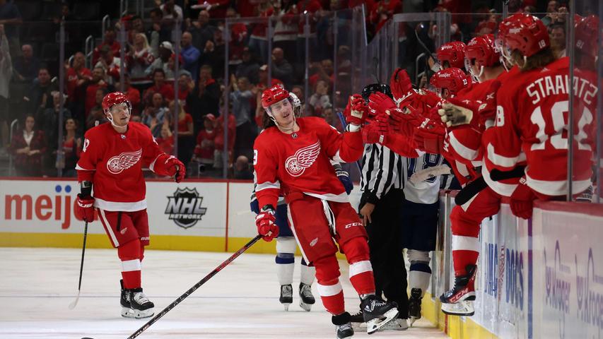 Ungeimpft und erfolgreich: Seitdem man von Tyler Bertuzzi weiß, dass er nicht geimpft ist, spielt er für die Detroit Red Wings sehr erfolgreich Eishockey.
Ungeimpft und erfolgreich: Seitdem man von Tyler Bertuzzi weiß, dass er nicht geimpft ist, spielt er für die Detroit Red Wings sehr erfolgreich Eishockey.