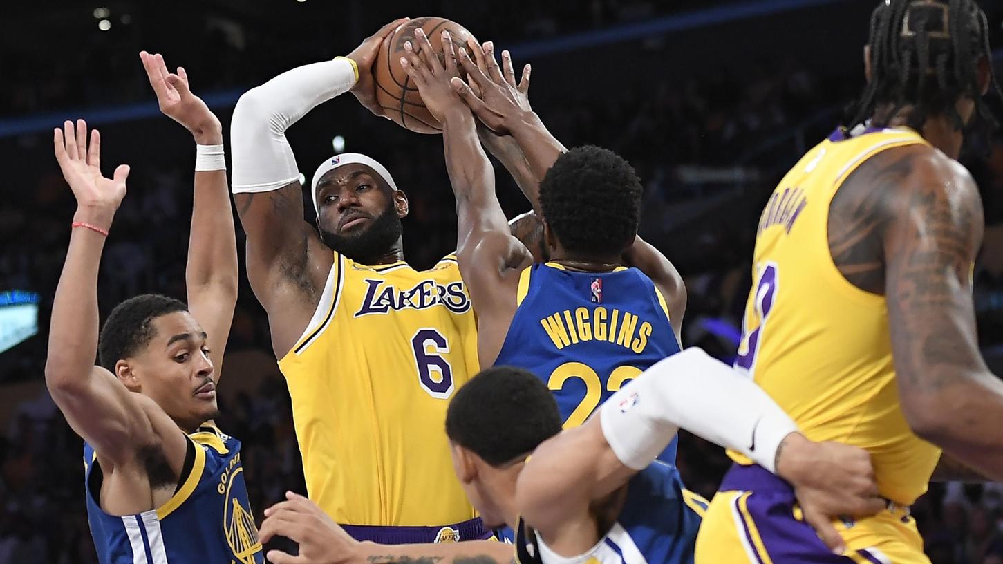 Geimpft, aber ohne Mindestabstand: Superstar LeBron James (Nummer 6) hat sich nach Zögern für den Pieks entschieden.
Geimpft, aber ohne Mindestabstand: Superstar LeBron James (Nummer 6) hat sich nach Zögern für den Pieks entschieden.