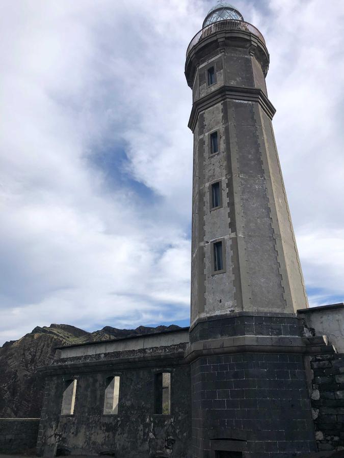 Der Leuchtturm von Faial ist verschüttet bis zum obersten Stockwerk. Der Turm hat keinen Schaden genommen. Das Museum für Vulkanismus wurde unterirdisch in den verschütteten Stockwerken eingerichtet.